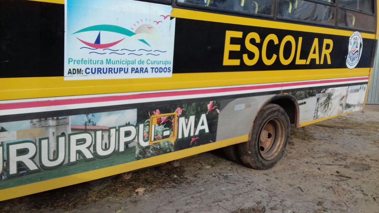 Pneu estourado deixa ônibus parado em Cururupu