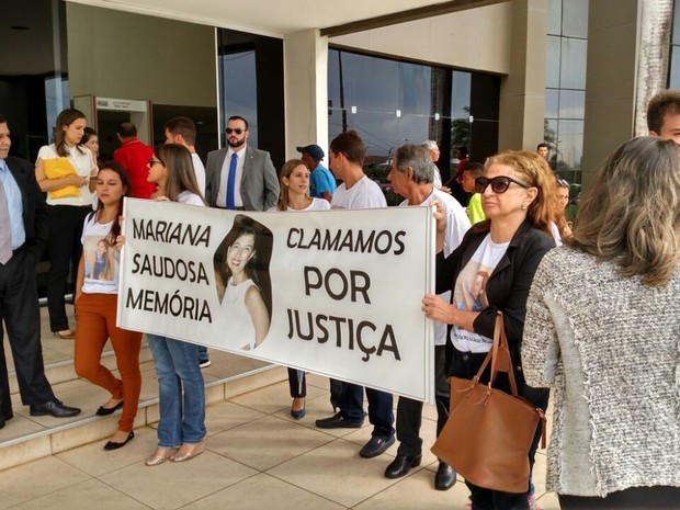 Amigos e parentes de Mariana Costa fizeram manifestação antes da sessão (Foto: Douglas Pinto / TV Mirante)